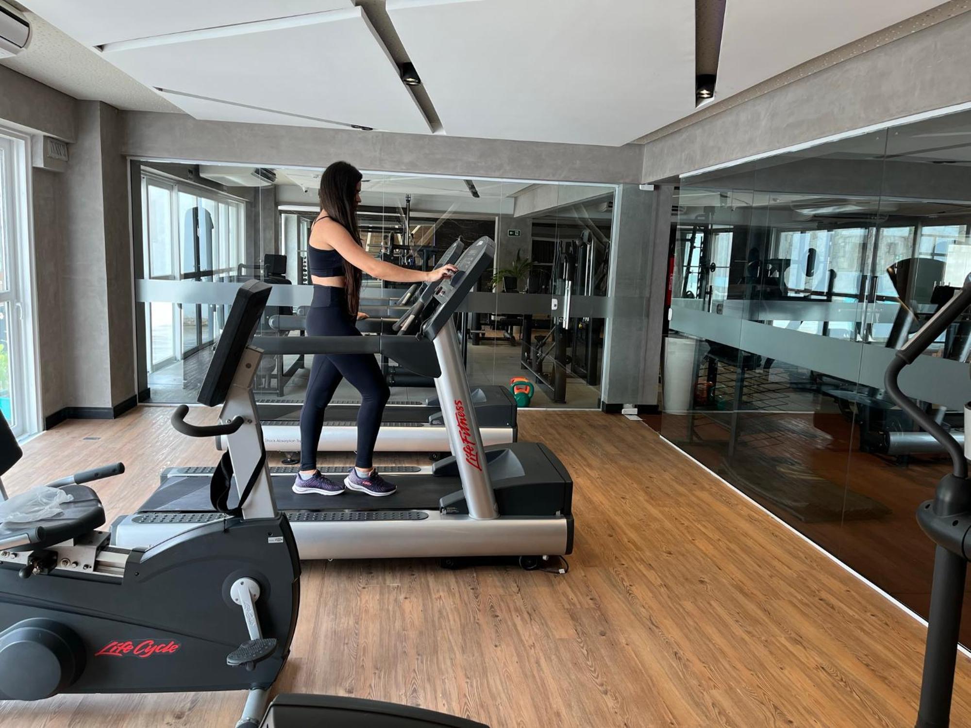 Vidam Hotel Aracaju - Transamerica Collection Exteriör bild A woman on a treadmill