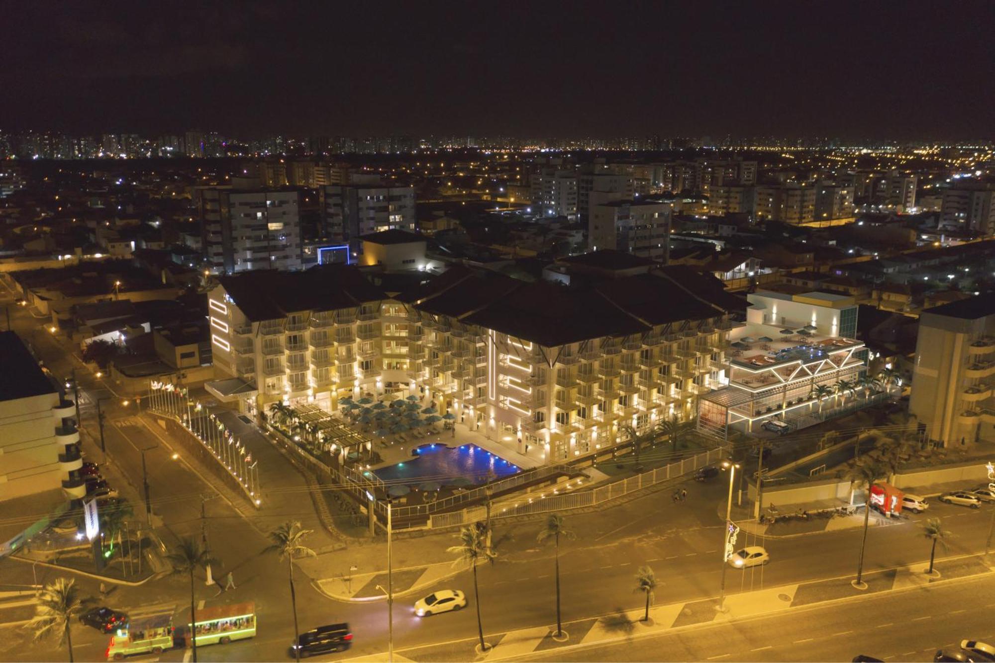 Vidam Hotel Aracaju - Transamerica Collection Exteriör bild The square at night